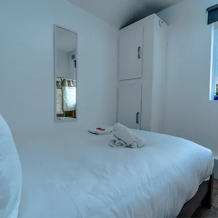 Pet Friendly Totterdown Flat, Parking And Views Bristol