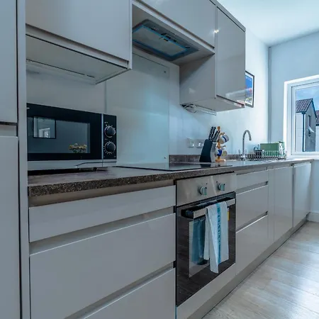 Spacious 3br Unit W/ Free Parking Apartment *