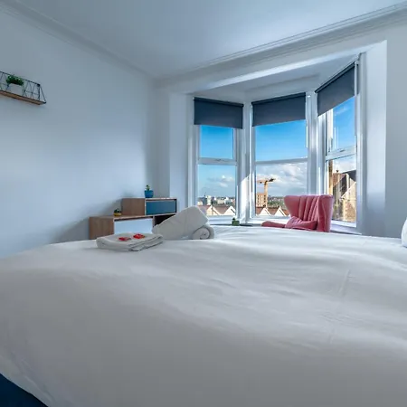 Pet Friendly Totterdown Flat, Parking And Views Apartment