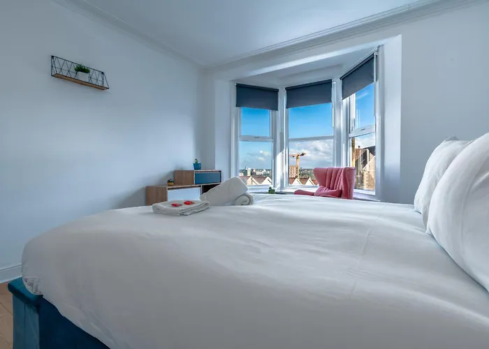 Апартаменти Spacious 3br Unit W/ Free Parking Бристоль