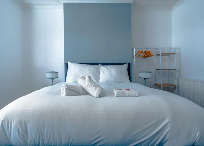 Апартаменти Spacious 3br Unit W/ Free Parking