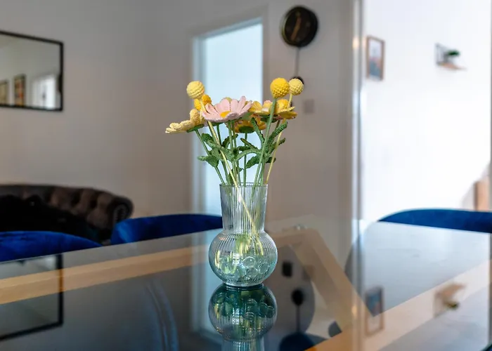 Spacious 3br Unit W/ Free Parking Апартаменти Бристоль