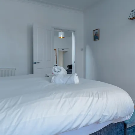 Spacious 3br Unit W/ Free Parking Bristol