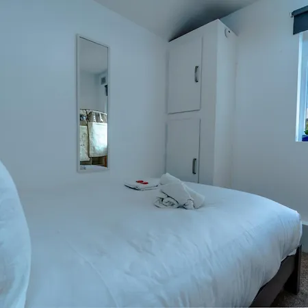 Pet Friendly Totterdown Flat, Parking And Views Lägenhet