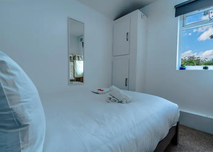 Spacious 3br Unit W/ Free Parking Μπρίστολ