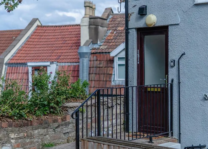 Spacious 3br Unit W/ Free Parking *